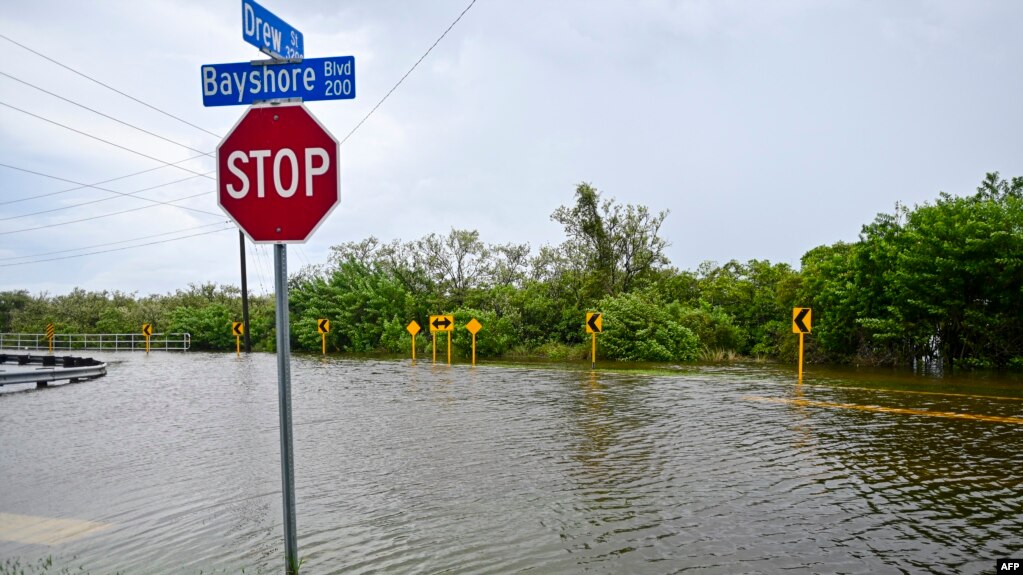 Muchas calles de la ciudad de Tampa quedaron inundadas tras el paso del huracán Idalia, el 30 de agosto de 2023.