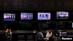 Traders work on the floor of the Buenos Aires Stock Exchange, Dec. 16, 2015. Argentina said Wednesday it was lifting its currency controls 