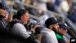 هواداران تیم بیسبال «نیویورک ینکیز» بدون ماسک در حمایت از تیم خود فریاد می‌زنند (عکس از آرشیو)