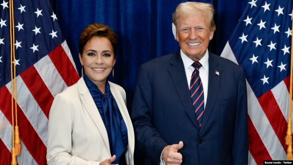 کری لیک،‌ رئیس سازمان رسانه‌های جهانی ایالات متحده در کنار دونالد ترامپ رئیس جمهوری آمریکا