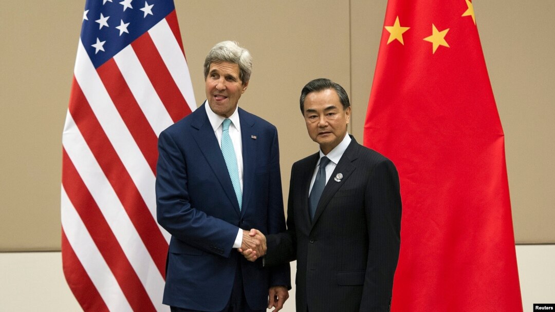 U.S. Secretary of State John Kerry shakes hands with Chinese Foreign Minister Wang Yi during, ASEAN Regional Forum, Myanmar International Convention Centre, Naypyitaw, Aug. 9, 2014.