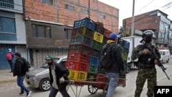 Un policía hace guardia en un puesto de control en Bogotá el 16 de septiembre de 2021.