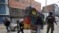 Un policía hace guardia en un puesto de control en Bogotá el 16 de septiembre de 2021.
