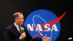 ARCHIVO - El administrador de la NASA, James Bridenstine, durante una exposición en las instalaciones de ensamblaje Michoud de la agencia espacial en Nueva Orleans. Agosto 13, 2018. 