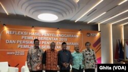 Para Narasumber dalam acara " Refleksi Hasil Penyelenggaraan Pemilu Serentak 2019 dan Persiapan Pemilihan Serentak 2020" di Gedung KPU RI, Jakarta, Rabu, 22 Januari 2010. (Foto: VOA/Ghita)