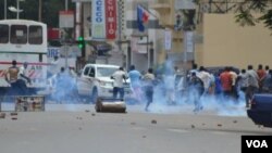 Opposition parties and dissenting members of the ruling CNDD-FDD party protest in the Burundian capital, Bujumbura, against the potential re-election of President Pierre Nkurunziza, April 17, 2015. (Credit: VOA Central Africa Service)