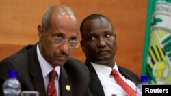 Seyoum Mesfin (kiri), pemimpin blok mediasi perundingan perdamaian Afrika Timur (IGAD) dan Jenderal Taaban Deng Gai dari delegasi SPLMA saat menghadiri negosiasi di Addis Ababa, Sudan Selatan, 11 Februari 2014 (Foto: dok).