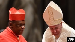 Cardinal ya sika ya RDC Frindolin Ambngo Besungu (D) azali kosolola na Papa François na milulu mya bokelali na ye na Roma, 5 pctpbre 2019.