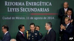 El presidente Peña nieto saluda al presidente de la Cámara, José González, durante la firma de de la ley energética.