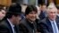 El presidente de Bolivia, Evo Morales, (centro), sonríe en la Corte Internacional de Justicia de la ONU donde los jueces fallaron sobre una solicitud de Bolivia para que se ordene a Chile iniciar conversaciones con su vecino sobre un acceso al mar a través de su territorio. La Haya, Holanda, 1 de octubre de 2018.