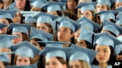 Des diplômés de Barnard College écoutant le président Barack Obama, New York, le 14 mai 2012. 