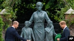 Pangeran William (kiri) dan Pangeran Harry dalam peresmian patung Putri Diana, Putri Wales, di Sunken Garden, di Istana Palace, London, 1 Juli 2021. 