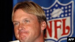 Jon Gruden, coach des Tampa Bay Buccaneer, en conférence de presse, USA, le 24 janvier 2003.