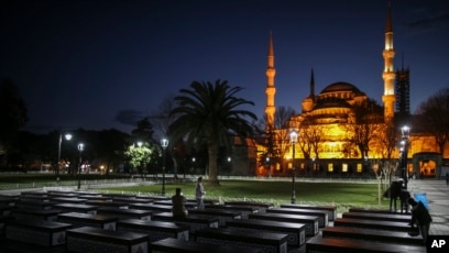 Qiz jinsiy olatni ushlab turadi