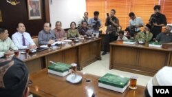 Para ulama Syiah bertemu Ketua DPR Marzuki Ali dan anggota Komisi Hukum dan Agama DPR. (VOA/Fathiyah Wardah)