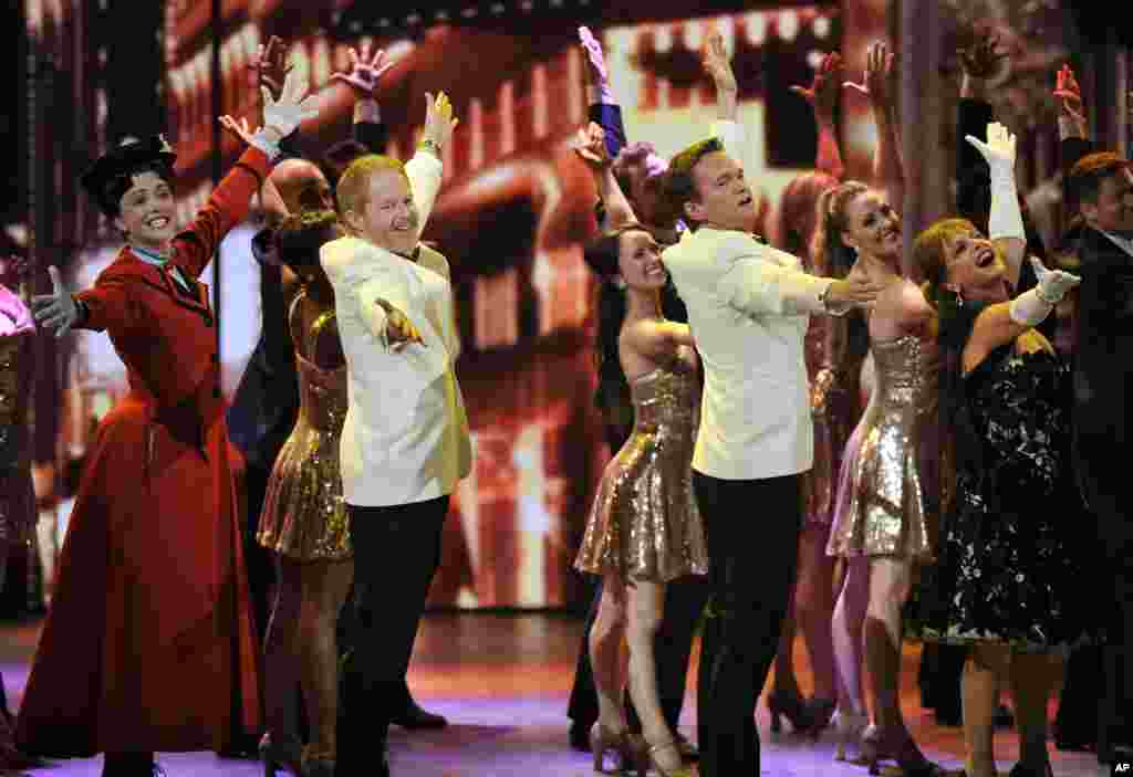 Neil Patrick Harris y Jesse Tyler Ferguson act&uacute;an durante la versi&oacute;n n&uacute;mero 66 de los Premios Tony en el Teatro Beacon.