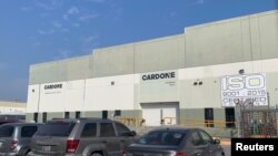 Los autos están estacionados afuera de la planta de autopartes de Tridonex, propiedad de Cardone Industries, con sede en Filadelfia, en Matamoros, México, el 25 de enero de 2021. Fotografía tomada el 25 de enero de 2021.