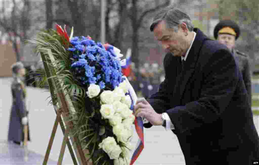 Slovenian President Danilo Turk adjusts a ribbon during as he takes part in a wreath laying ceremony at the Tomb of Unknown soldier in Moscow, Russia, Wednesday, Nov. 17, 2010. (AP Photo/Misha Japaridze)