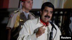 Venezuela's President Nicolas Maduro (R) talks to the media after his meeting with former Spanish prime minister Jose Luis Rodriguez Zapatero in Caracas, Venezuela, Oct. 31, 2016. 