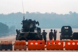 2일 미얀마 수도 네피도에서 군인들이 의사당으로 향하는 도로를 통제하고 있다.