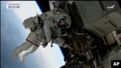 En esta imagen tomada de la televisora de la NASA, la astronauta estadounidense Suni Williams trabaja afuera de la Estación Espacial Internacional durante una caminata espacial, el jueves 30 de enero de 2025. AP