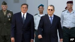 Leon Panetta (à g.) accompagne le ministre israélien de la Défense Ehud Barak dans une cérémonie à Tel Aviv, le 3 octobre 2011