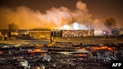 Kamp migran Grande-Synthe membara dini hari tanggal 11 April 2017 di luar kota Dunkirk sebelah utara Perancis, setelah kebakaran besar menghanguskannya menjadi “setumpuk arang” (foto: AFP PHOTO / PHILIPPE HUGUEN)