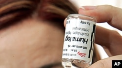 Diabetes sufferer Lee Ann Thill, 34, draws insulin for her insulin pump at her home in Magnolia, New Jersey, June 11, 2007 (file photo)