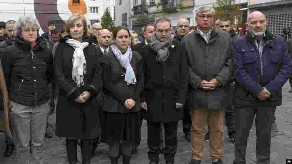 Le maire de la commune de Molenbeek, Françoise Schepmans, 2ème à gauche, ainsi que d&#39;autres fonctionnaires observent une minute de silence en mémoire des victimes des attaques terroristes de Paris, 16 novembre 2015.&nbsp;