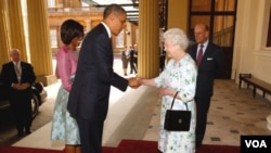 Prezidan ameriken an Barack Obama ak madanm li Michelle k ap rankontre ak Rè Elizabeth ak mari l nan vil Lond, Angletè