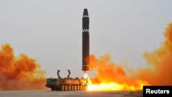 북한이 지난 18일 평양국제공항에서 화성-15형 탄도미사일 발사에 성공했다며 관영 조선중앙방송을 통해 공개한 장면
