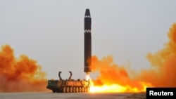 Rudal balistik antarbenua (ICBM) Hwasong-15 diluncurkan di Bandara Internasional Pyongyang, di Pyongyang, Korea Utara, 18 Februari 2023. (Foto: KCNA via Reuters)