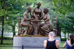 미국 뉴욕시 센트럴파크 공원에 여권운동 개척자인 소저너 트루스, 수전 B. 앤서니, 엘리자베스 캐디 스탠턴의 동상이 세워져있다.