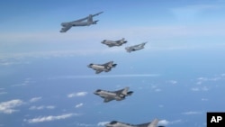 Pesawat pengebom B-52 A.S., C-17 dan F-35 Angkatan Udara Korea Selatan terbang di atas Semenanjung Korea selama latihan udara bersama di Korea Selatan, Selasa, 20 Desember 2022. (Foto: via AP)