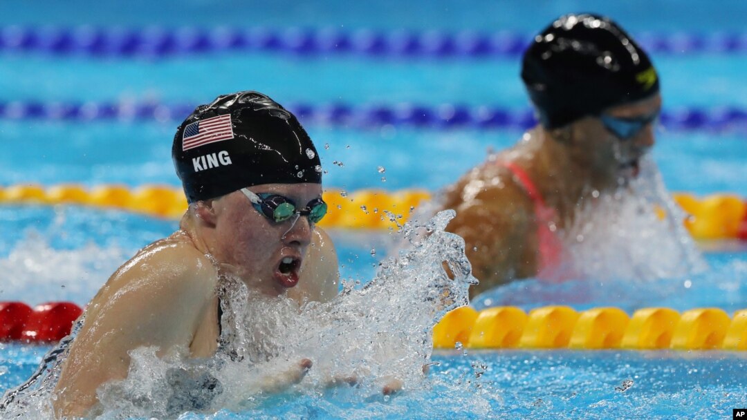 Lilly King, trái, và Yulia Efimova trong trận chung kết bơi ếch 100 mét nữ tại Olympic 2016 ở Rio de Janeiro, Brazil, 8/8/2016.