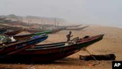 En medio de fuertes vientos, un pescador indio corre en la playa de Chandrabhaga, en el distrito de Puri, estado de Odisha, India, el jueves 2 de mayo del 2019. (AP Foto)