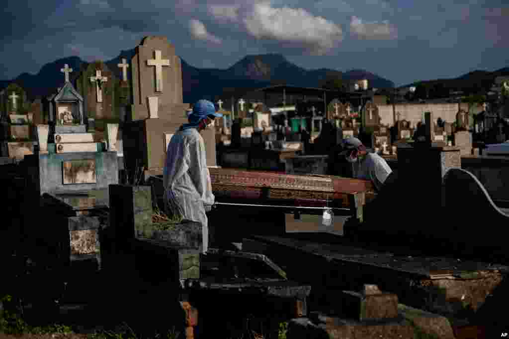브라질 리우데자네이루의 공동묘지에서 신종 코로나바이러스 감염 사망자의 관을 매장하고 있다.