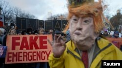 Para pengunjuk rasa menggelar aksi menentang Deklarasi Darurat Nasional Presiden Donald Trump pada Hari Presiden di Union Square, New York, 18 Februari 2019.