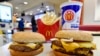 Burger Qurter Pounder (kiri) dan burger Double Quarter Pound disajikan di resto cepat saji McDonald's di Atlanta, Georgia, 6 Maret 2018. (Foto: Mike Stewart/AP Photo)