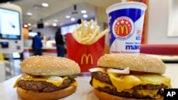 Burger Qurter Pounder (kiri) dan burger Double Quarter Pound disajikan di resto cepat saji McDonald's di Atlanta, Georgia, 6 Maret 2018. (Foto: Mike Stewart/AP Photo)