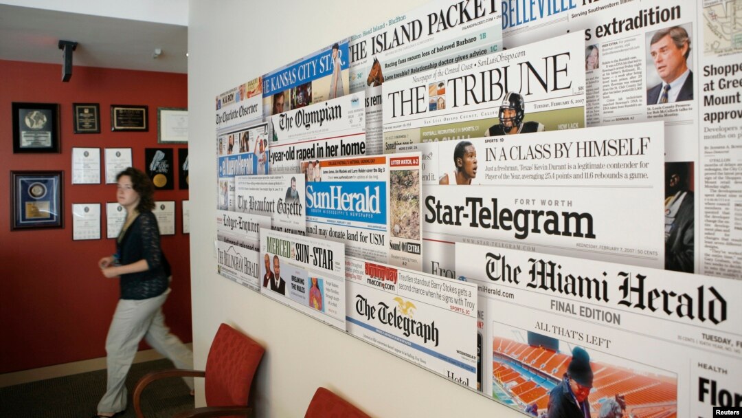 Primeras páginas de los periódicos de McClatchy Co. expuestos en la oficina de la compañía en Washington, DC.