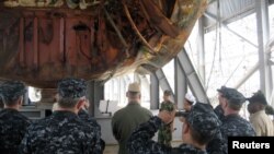 천안함 침몰 사건 4개월 뒤인 지난 2010년 7월 미한 서해 합동훈련에 참가한 미 해군 항공모함 조지워싱턴호 승조원들이 평택 2함대 사령부에서 천안함 선체를 둘러보고 있다.