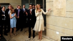 Ivanka Trump, conseillère à la Maison-Blanche, et Steven Mnuchin, secrétaire américain au Trésor, à côté de la plaque commémorative à l'ambassade des États-Unis à Jérusalem, lors de la cérémonie d'inauguration de la nouvelle ambassade des États-Unis à Jér