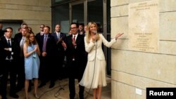 Menkeu AS Steven Mnuchin dan Ivanka Trump berdiri di dekat tulisan pada dingin yang berbunyi: Kedutaan Besar AS di Yerusalem pada peresmian pemindahan Kedutaan AS di sana, Senin (14/5). 