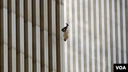 Foto ikonik yang menggambarkan seorang pria terjun saat api melalap World Trade Center, 11 September 2011, hasil jepretan kantor berita The Associated Press