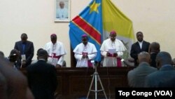 Les évêques catholiques disent une prière au lancement du dialogue politique, à Kinshasa, RDC, 8 décembre 2016. (VOA/Top Congo)