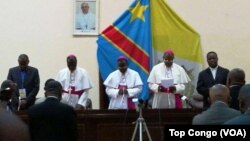 Les évêques catholiques disent une prière au lancement du dialogue politique, à Kinshasa, RDC, 8 décembre 2016. (VOA/Top Congo)