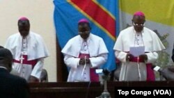 Les évêques catholiques disent une prière au lancement du dialogue politique, à Kinshasa, RDC, 8 décembre 2016. (VOA/Top Congo)