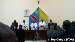 Les évêques catholiques disent une prière au lancement du dialogue politique, à Kinshasa, le 8 décembre 2016. (VOA/Top Congo)