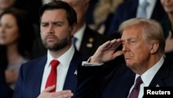 El presidente Donald Trump y el vicepresidente JD Vance escuchan a Christopher Macchio cantar durante la 60.ª ceremonia de investidura presidencial en la Rotonda del Capitolio de Estados Unidos en Washington, el lunes 20 de enero de 2025. 